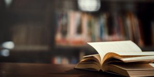Un libro en una biblioteca
