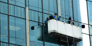 Trabajadores-limpiando-ventanas-en-contrata-de-Facility-Management